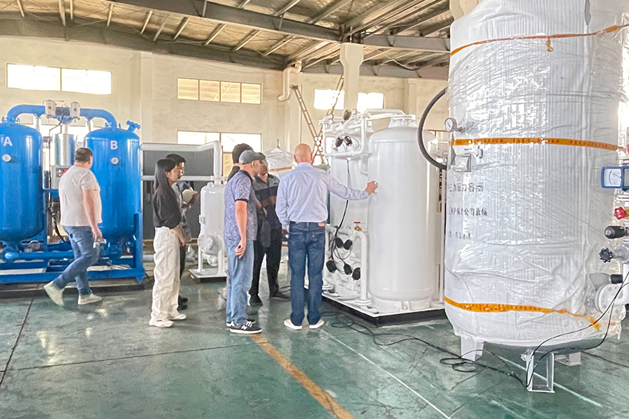 Clienții ruși vizitează fabrica noastră pentru a evalua calitatea excelentă a generatorului de azot