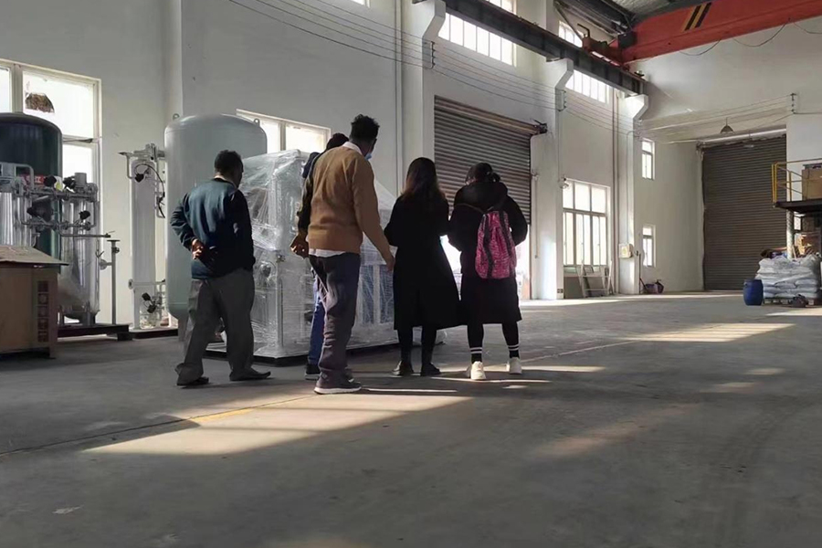 Clientul indian vizitează fabrica „Jiangsu Luoming” din fabrică și cerneluri pentru un generator de oxigen 20Nm3/H