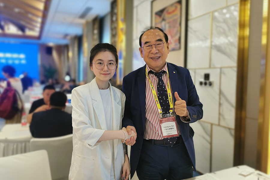 Angajat cu succes într -o singură discuții de afaceri la seminarul de vară al 37 -lea CEO