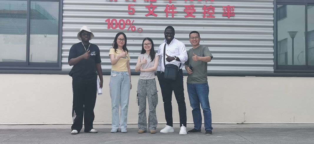 Clienții Burkina Faso semnează comanda după vizitarea bazei noastre de fabricație a generatorilor de oxigen și azot